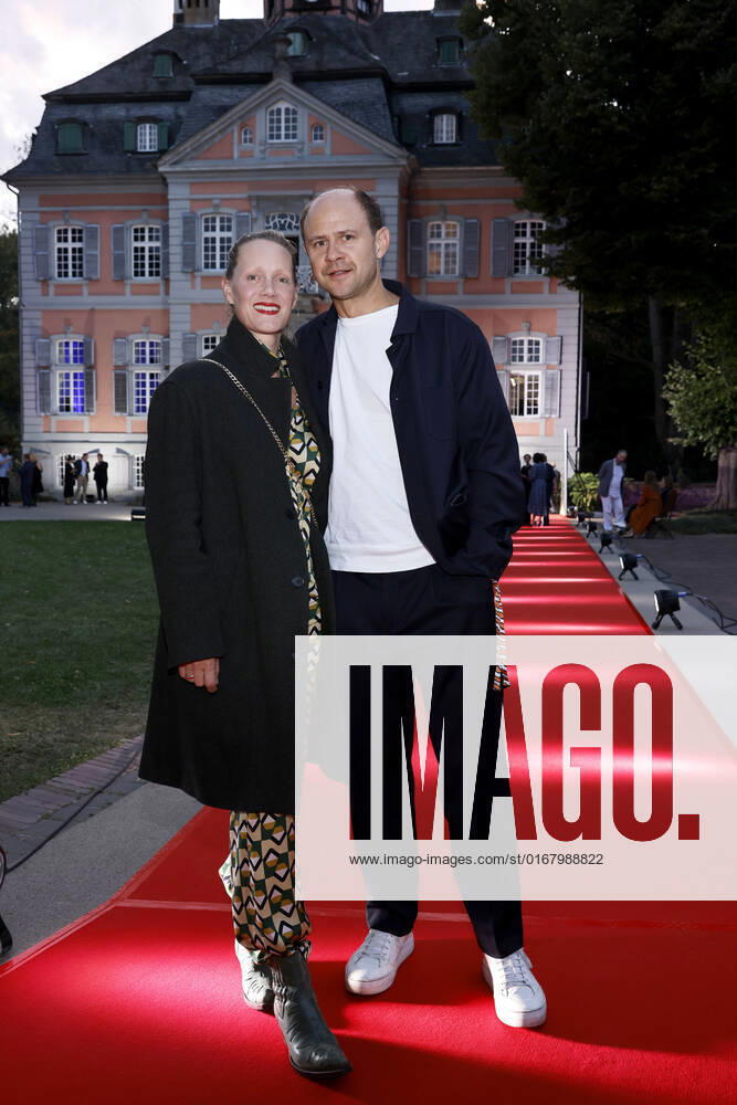 Schauspieler Moritz Führmann mit Ehefrau und Schauspielerin Anna Schudt beim Kölner Emmy Cocktail 2022 anlässlich der 16. Kölner Jurysitzung des International Emmy auf Schloss Arff. Köln, 31.08.2022 NRW Deutschland