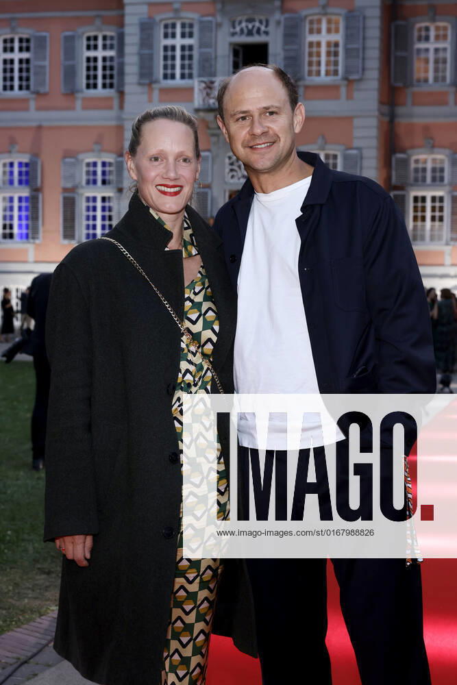 Schauspieler Moritz Führmann mit Ehefrau und Schauspielerin Anna Schudt beim Kölner Emmy Cocktail 2022 anlässlich der 16. Kölner Jurysitzung des International Emmy auf Schloss Arff. Köln, 31.08.2022 NRW Deutschland