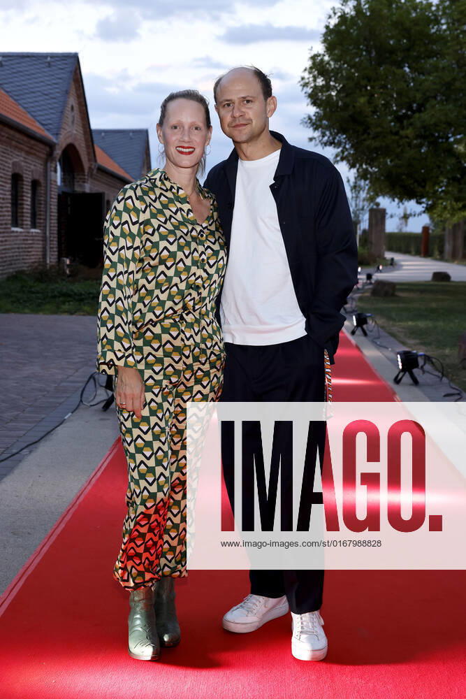 Schauspieler Moritz Führmann mit Ehefrau und Schauspielerin Anna Schudt beim Kölner Emmy Cocktail 2022 anlässlich der 16. Kölner Jurysitzung des International Emmy auf Schloss Arff. Köln, 31.08.2022 NRW Deutschland
