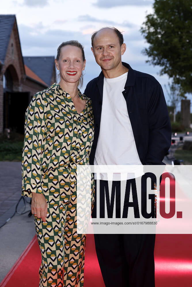 Schauspieler Moritz Führmann mit Ehefrau und Schauspielerin Anna Schudt beim Kölner Emmy Cocktail 2022 anlässlich der 16. Kölner Jurysitzung des International Emmy auf Schloss Arff. Köln, 31.08.2022 NRW Deutschland