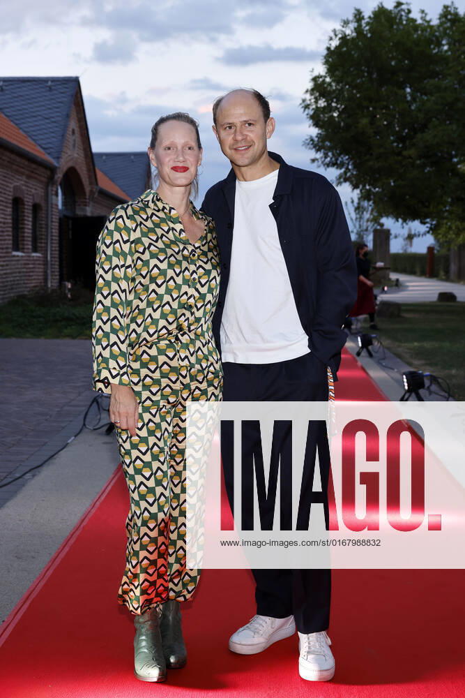 Schauspieler Moritz Führmann mit Ehefrau und Schauspielerin Anna Schudt beim Kölner Emmy Cocktail 2022 anlässlich der 16. Kölner Jurysitzung des International Emmy auf Schloss Arff. Köln, 31.08.2022 NRW Deutschland