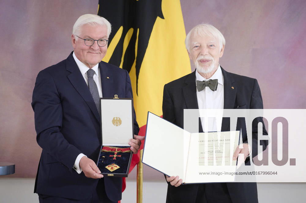 Berlin, Bundespräsident Steinmeier verleiht den Verdienstorden der Bundesrepublik Deutschland Bundespräsident Frank-Walter Steinmeier verleiht am 02.09.2022 das Große Verdienstkreuz mit Stern des Verdienstordens der Bundesrepublik Deutschland an Aleida Assmann, Jan Assmann, Christopher Clark, Klaus Hasselmann und Benjamin List im Schloss Bellevue in Berlin. Im Bild: Frank-Walter Steinmeier, Jan Assmann Berlin Schloss Bellevue Berlin Deutschland