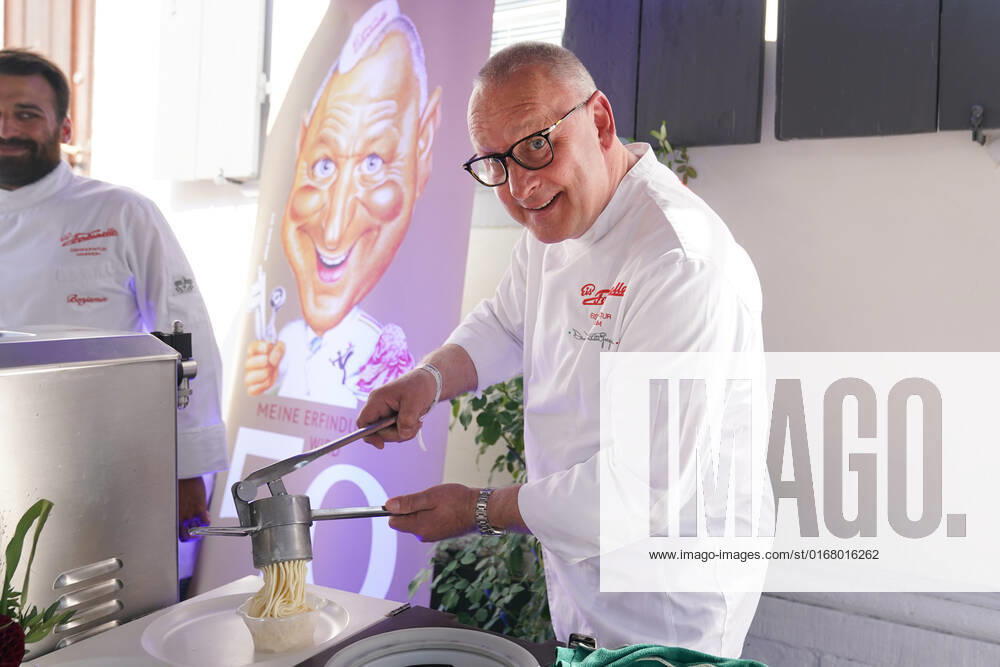 Pfaelzer Gourmet Festival 2022 in Deidesheim 02.09.2022 1. Pfälzer Gourmet Festival by Reichsrat von Buhl & Tristan Brandt. Mit dabei Dario Fontanella-Gregori italienischer Speiseeishersteller aus Mannheim. Deidesheim Weingut Reichsrat von Buhl Rheinland-Pfalz