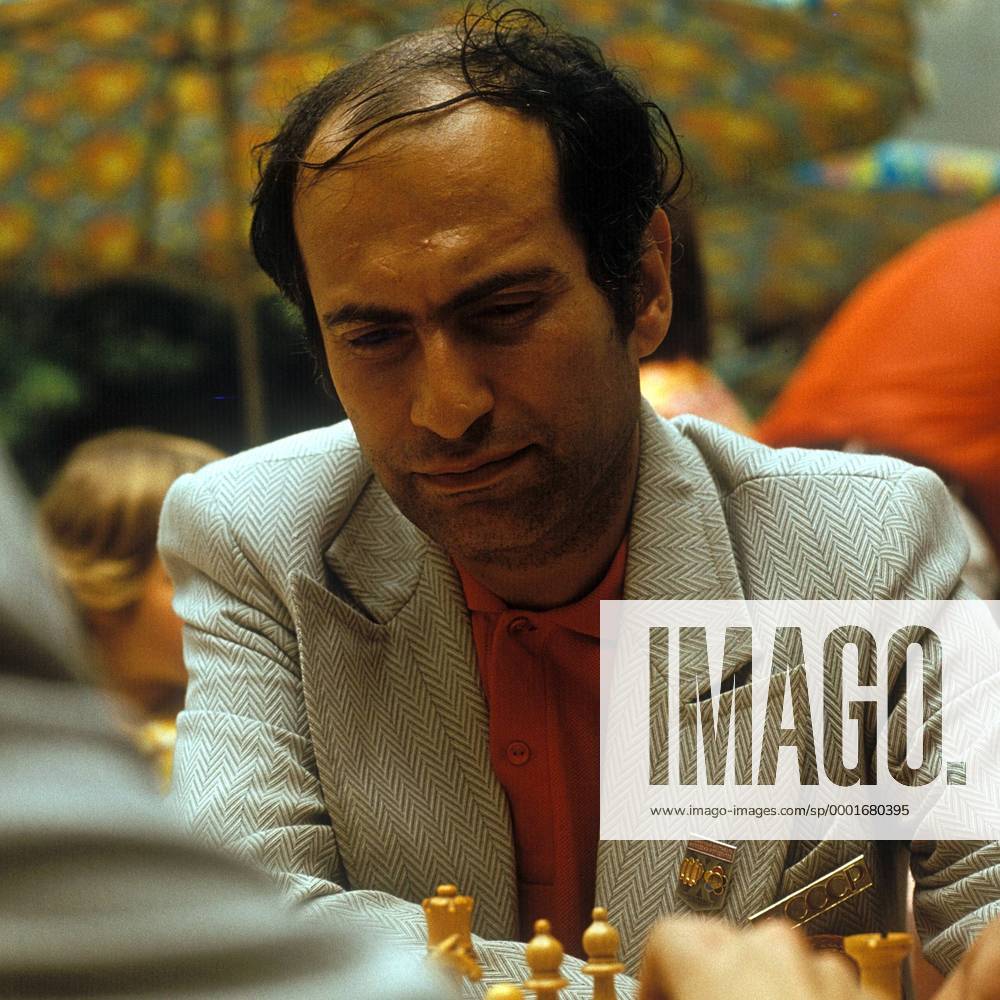 Schachweltmeister Michail Tal (UdSSR) nachdenklich Schach Herren Schachsport 1975, Denksport, Schachturnier, Einzelbild Aufnahmedatum geschätzt Nachdenklichkeit,