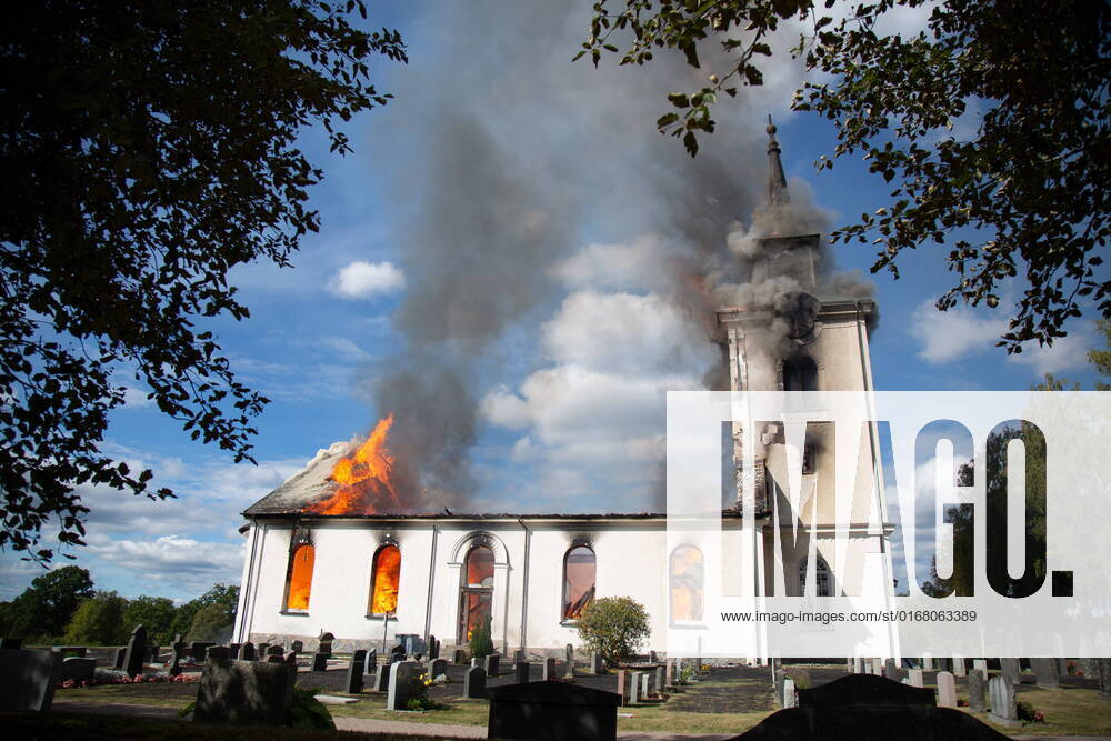 SJÖSÅS 20220903 A heavy fire has broken out in Sjösas new church north of Växjö Open layers rip out through the roof and the tower The church is unsalvageable, according to the emergency services Photo André Larsson TT code 200 Sjösas Sweden