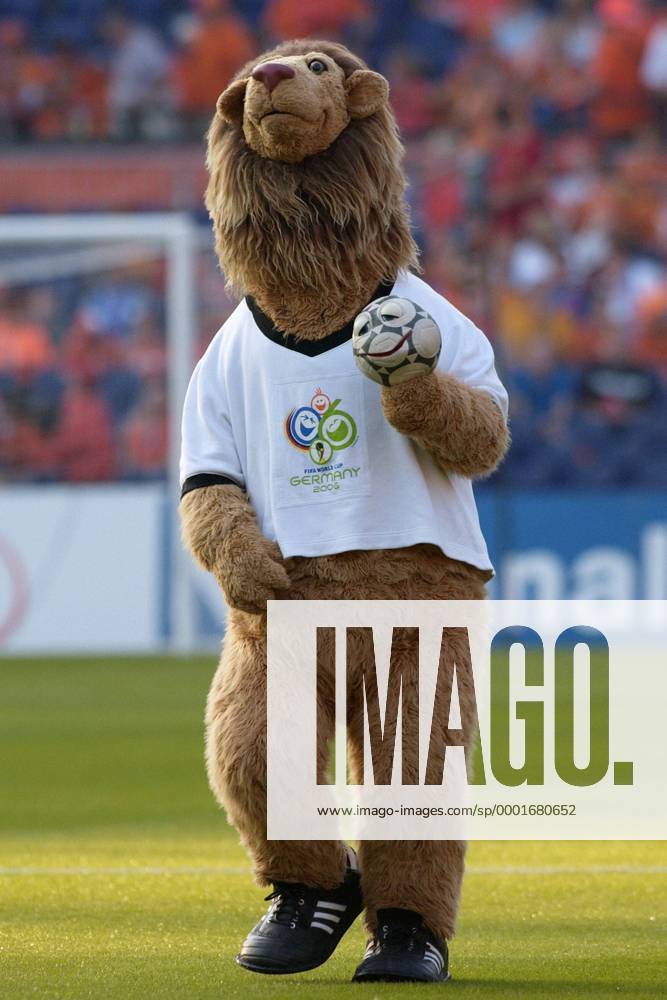 WM Maskottchen Goleo VI mit seinem kleinem Freund Pille, dem sprechenden Ball Fußball Länderspiel Herren Länderspiel 2005, Freundschaftsspiel, Test, Testspiel, Vorschau Weltmeisterschaft 2006, Deutschland Einzelbild Rotterdam