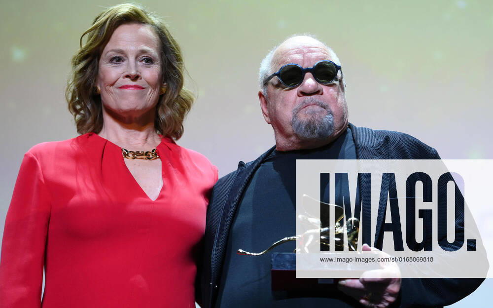 Bilder des Jahres 2022, Entertainment 09 September Entertainment Themen der Woche KW35 September 3, 2022, VENICE, ITALY: US filmmaker Paul Schrader (R) receives the Golden Lion for Lifetime Achievement Award from US actress Sigourney Weaver during the 79th annual Venice International Film Festival, in Venice, Italy, 03 September 2022. The film festival runs from 31 August to 10 September 2022. VENICE ITALY - ZUMAa110 20220903_zaf_a110_193