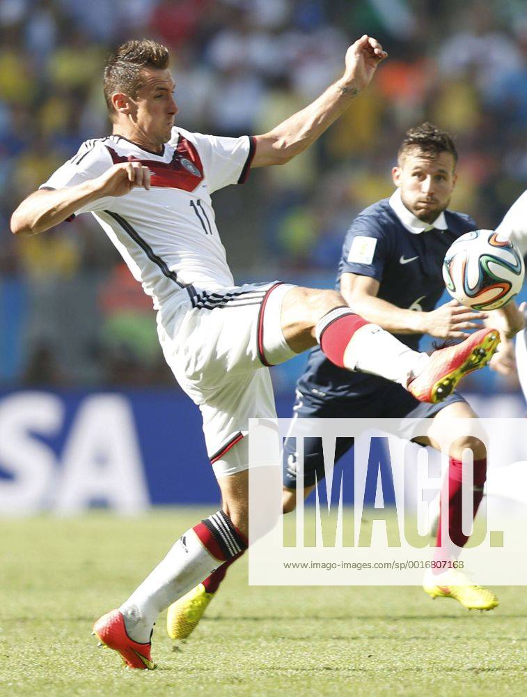 (140704) -- RIO DE JANEIRO, July 4, 2014 (Xinhua) -- Germany s Miroslav Klose (L) competes during a quarter-finals match between France and Germany of 2014 FIFA World Cup at the Estadio do Maracana Stadium in Rio de Janeiro, Brazil, on July 4, 2014.(Xinhua Wang Lili)(pcy) (SP)BRAZIL-RIO DE JANEIRO-WORLD CUP 2014-QUARTERFINALS-FRANCE VS GERMANY