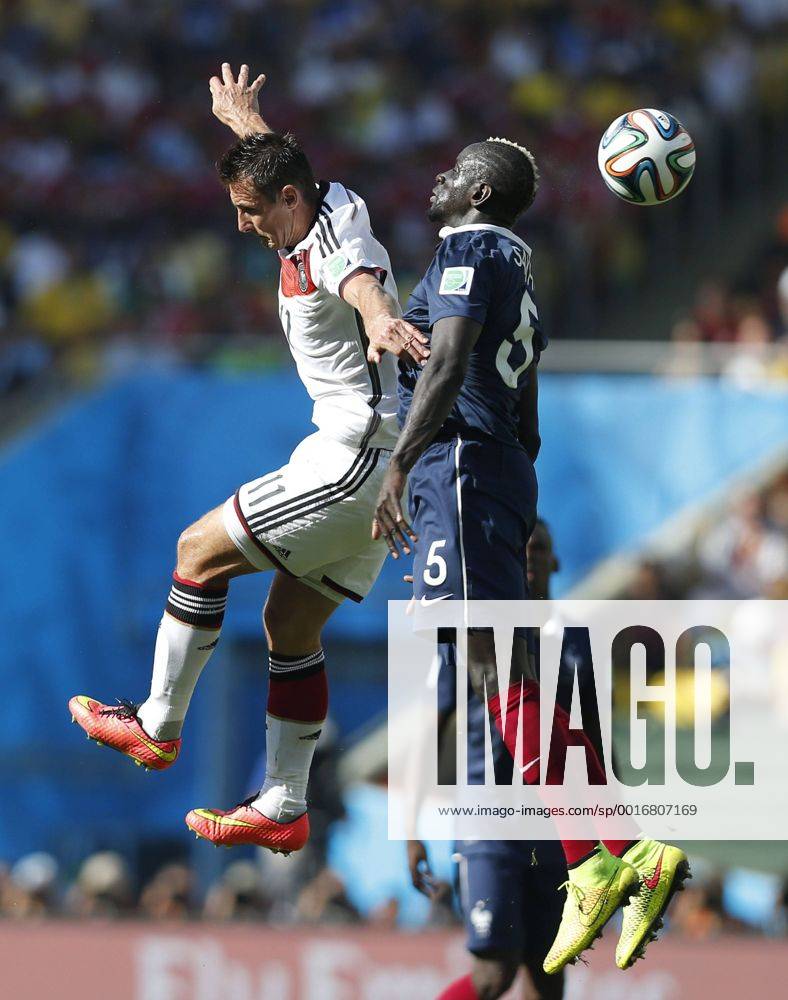 (140704) -- RIO DE JANEIRO, July 4, 2014 (Xinhua) -- Germany s Miroslav Klose (L) vies with France s Mamadou Sakho during a quarter-finals match between France and Germany of 2014 FIFA World Cup at the Estadio do Maracana Stadium in Rio de Janeiro, Brazil, on July 4, 2014.(Xinhua Wang Lili)(pcy) (SP)BRAZIL-RIO DE JANEIRO-WORLD CUP 2014-QUARTERFINALS-FRANCE VS GERMANY