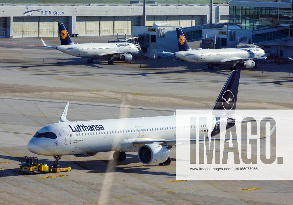 Maschine der Lufthansa wird abgeschleppt Piloten Streik der Lufthansa 800 Flüge werden gestrichen am Flughafen in München Datum: 02.09.2022