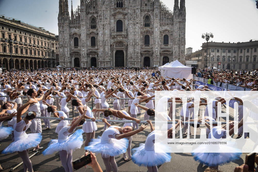 Italian ballet dancer Roberto Bolle dances with 1,500 students of dance schools in Piazza Duomo on the occasion of the OnDance dance festival, in Milan, Italy, 04 September 2022..ANSA MATTEO CORNER Milan Italia - ZUMAa110 20220904_zaf_a110_102