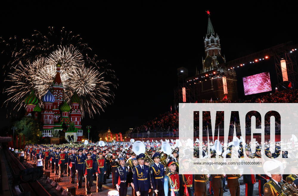 Russland, Militär-Musik-Festival in Moskau MOSCOW, RUSSIA – SEPTEMBER 4, 2022: A firework display over Red Square at the closing ceremony of the 2022 Spasskaya Tower International Military Music Festival. Artyom Geodakyan TASS TS14087C