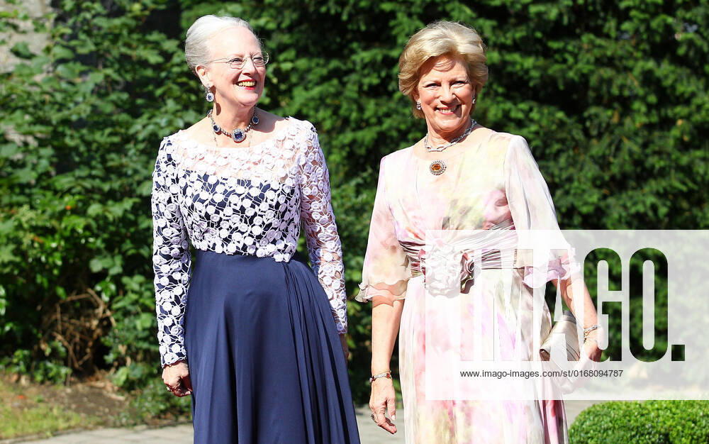Samstag 18.06.2011, Kirchliche Hochzeit von Prinzessin Nathalie zu Sayn - Wittgenstein - Berleburg und Alexander Johannsmann in Bad Berleburg. Koenigin von Daenemark Margrethe II li. und Koenigin Anne - Marie von Griechenland re.