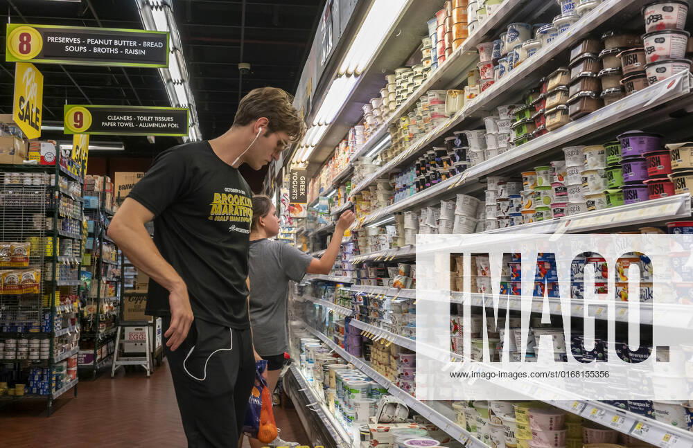 Consumers, stock market, everyone contends with inflation Shopping in a supermarket in New York on Monday, September 5, 2022. ( RichardxB.xLevine
