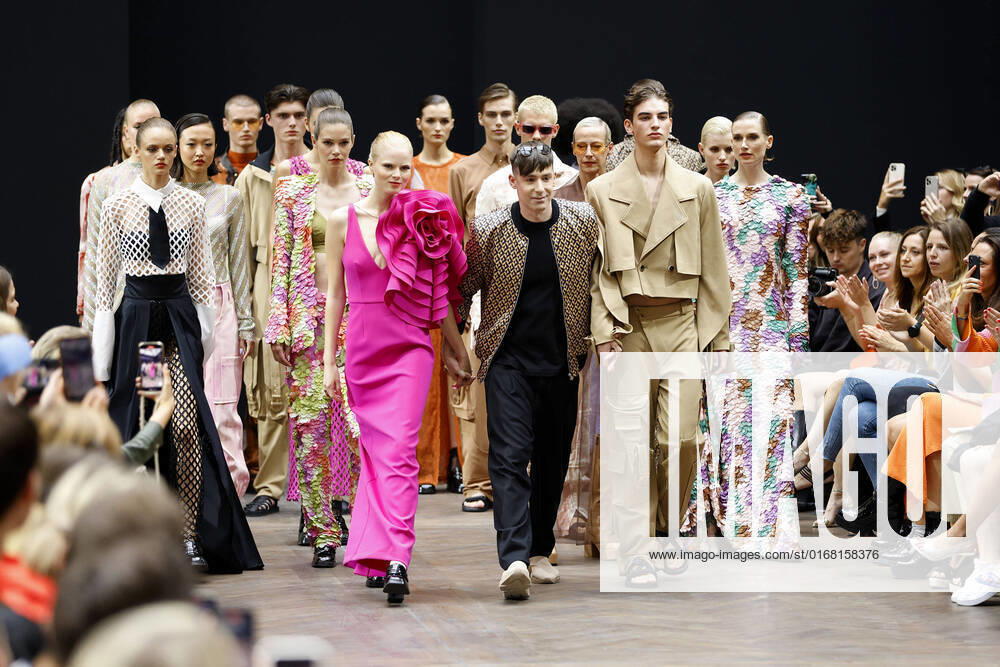 Kilian Kerner mit Models auf dem Laufsteg bei seiner Fashion Show am 6.09.2022 im Rahmen der Mercedes Benz Fashion Week in Berlin MBFW Fashionweek Berlin - Kilian Kerner Show