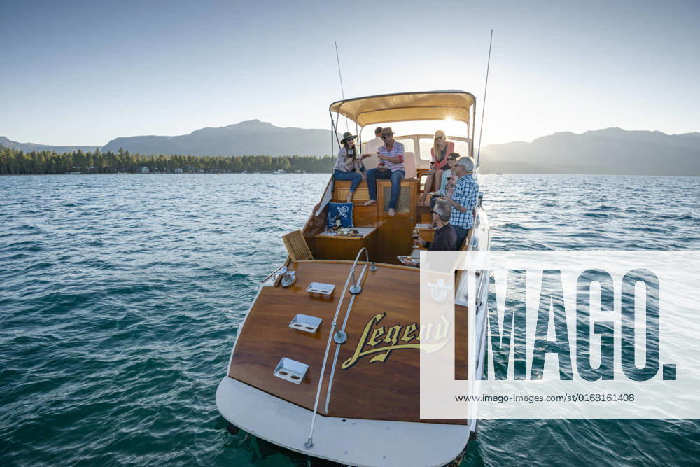 A group of friends cruise on a yacht on a Summer afternoon. United States, California, South Lake Tahoe CR_TFBM2208258D-1029725-01 ,model released, Symbolfoto ,property released
