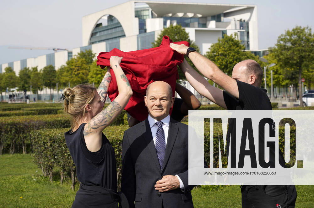 Enthüllung der Madame Tussauds Wachsfigur von Olaf Scholz auf dem Platz der Republik zwischen dem Bundeskanzleramt und dem Reichstagsgebäude. Berlin