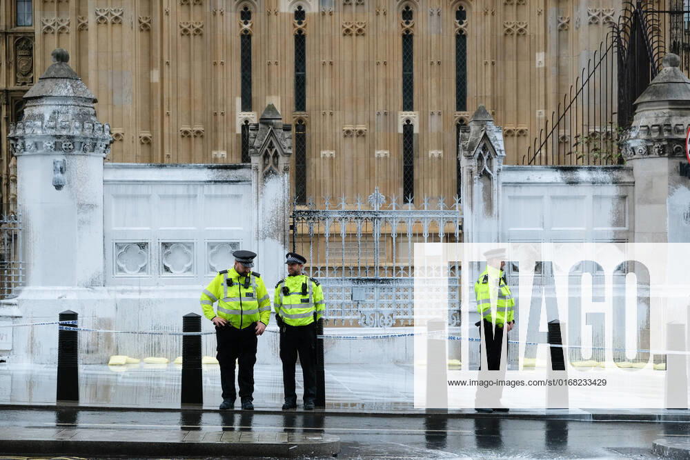 Animal Rebellion protestors throw white paint on Parliament Where: London, United Kingdom When: 07 Sep 2022 Credit: Cover Images