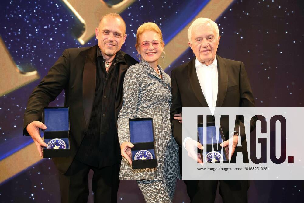 Palais Ferstel, AUSTRIAN HALL OF FAME 2022, Ein Event der Superlative im Bild: Gery Keszler, Dorli Muhr, Helmut Zwickl -mit d Award, AUSTRIAN HALL OF FAME 2022