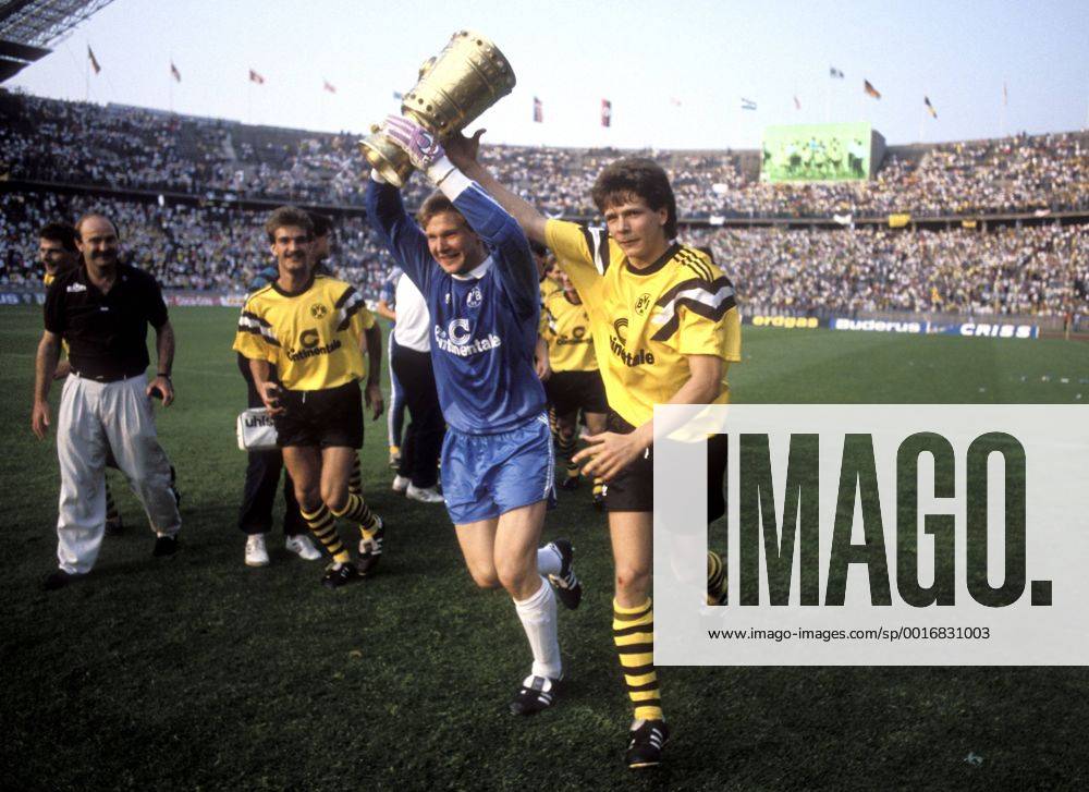 MOELLER Andreas mit Torwart Teddy DE BEER Team Borussia Dortmund jubelt mit DFB Pokal DFB Pokal Finale Borussia Dortmund - Werder Bremen 1989 im Berliner Olympia Stadion am 24.Juni 1989 in Berlin
