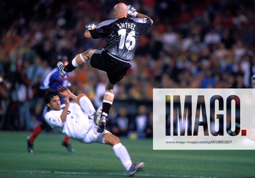 Fußball, EM Finale 2000 in Rotterdam, Frankreich - Italien 2-1 n.V. BARTHEZ Fabien Torwart Team Frankreich mit DEL PIERO Alessandro UEFA Fussball Europameisterschaften in Holland und Belgien FINALE Frankreich - Italien in Rotterdam 2 : 1 nach Verlaengerung am 02. Juli 2000 in Rotterdam