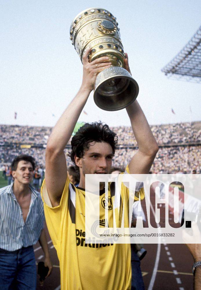 ZORC Michael Team Borussia Dortmund jubelt mit DFB Pokal DFB Pokal Finale Borussia Dortmund - Werder Bremen 1989 im Berliner Olympia Stadion am 24.Juni 1989 in Berlin