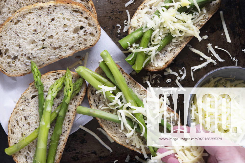 IMAGO Creative: Food, Spargel Cheese sprinkled over asparagus on wholegrain sourdough bread.