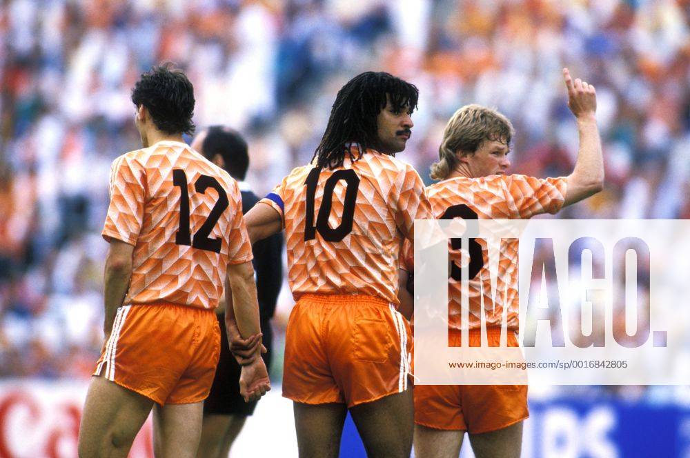 Fußball, EM Finale 1988 in München, Niederlande - Sowjetunion 2:0 GULLIT Ruud Kapitaen Team Holland mit VAN BASTEN Marco und KOEMAN Erwin UEFA Fussball Europameisterschaften 1988 in Deutschland Finale Holland-Russland in Muenchen am 25.Juni 1988 im Olympiastadion