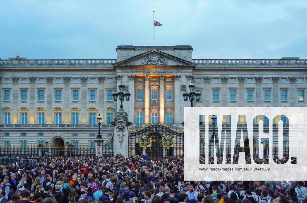 KW36 Thousands Of People Gather Outside Buckingham Palace Mourning The Queen s Death Thousands of people gather outside Buckingham Palace, London, 8 September 2022, after the official announcement of the death of Queen Elizabeth II. The flag was lowered to half-mast at Buckingham Palace. London United Kingdom