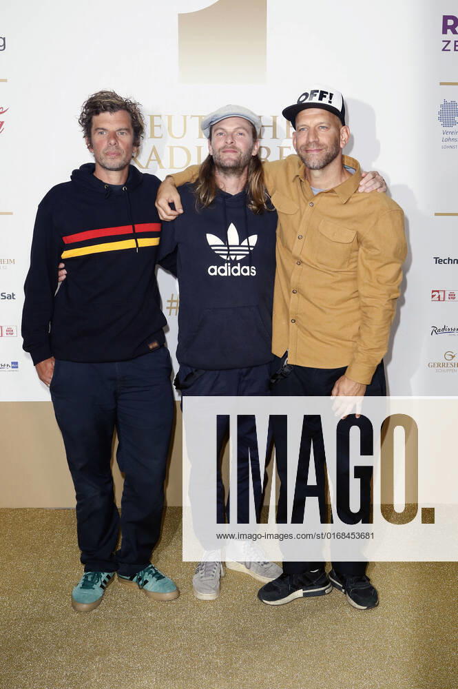 Sportfreunde Stiller bei der Verleihung des Deutschen Radiopreises 2022 im Schuppen 52. Hamburg