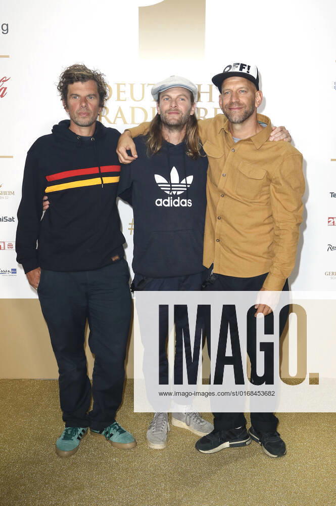 Sportfreunde Stiller bei der Verleihung des Deutschen Radiopreises 2022 im Schuppen 52. Hamburg