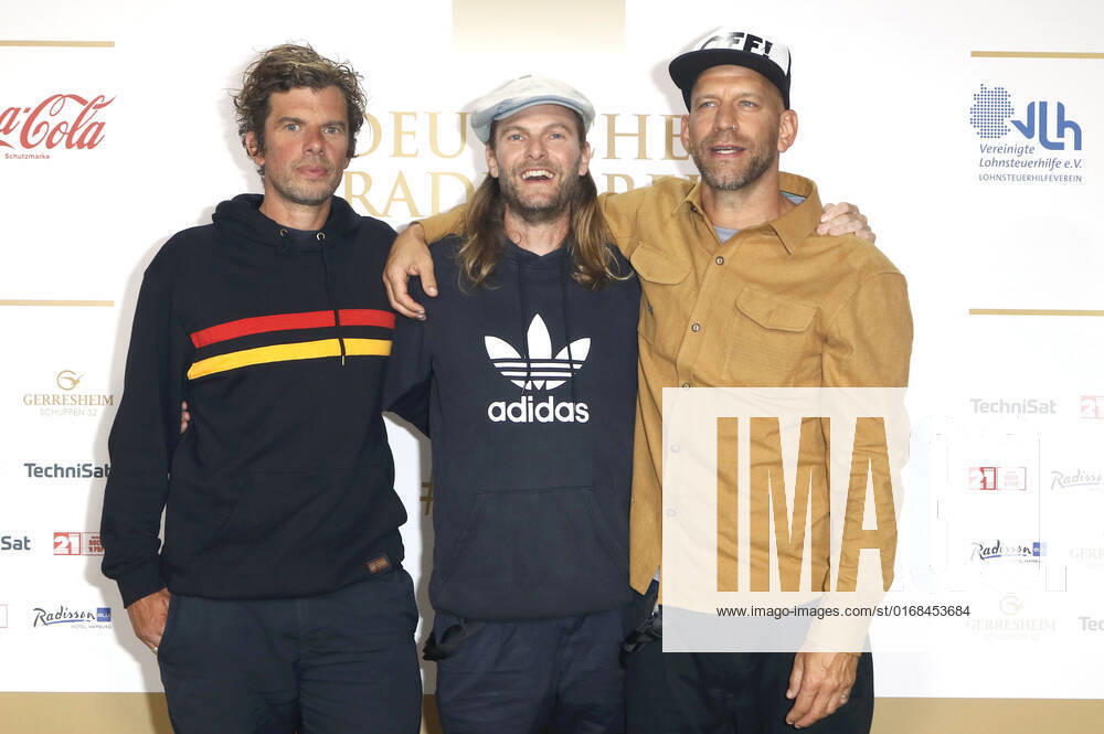 Sportfreunde Stiller bei der Verleihung des Deutschen Radiopreises 2022 im Schuppen 52. Hamburg