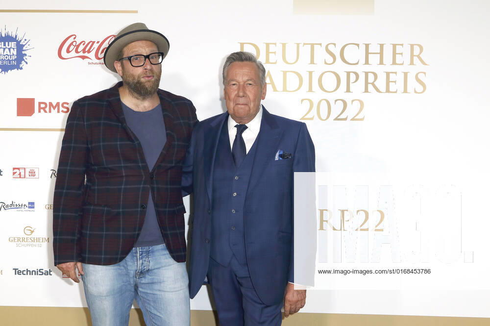 Gregor Meyle und Roland Kaiser bei der Verleihung des Deutschen Radiopreises 2022 im Schuppen 52. Hamburg