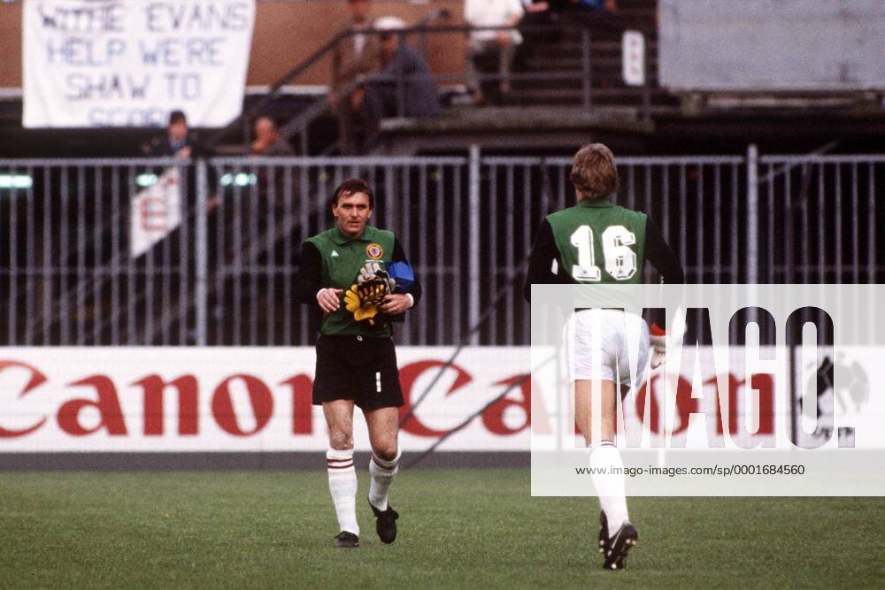 Torwart Jimmy Rimmer (li.) muss verletzt den Platz verlassen und wird Ersatztorwart Nigel Spink (beide Aston Villa) ersetzt - Fußball EC 1 Herren Europapokal der Landesmeister 1981 1982, Europacup, Aston Villa Gruppe Rotterdam