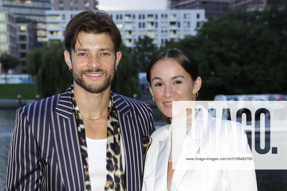 Egon Bauder und seine Ehefrau Mogli (Selima Taibi) bei der Deutscher Schauspielpreis Verleihung am 9.09.2022 in Berlin Deutscher Schauspielpreis 2022 Verleihung in Berlin