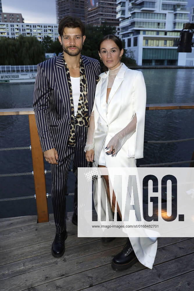 Egon Bauder und seine Ehefrau Mogli (Selima Taibi) bei der Deutscher Schauspielpreis Verleihung am 9.09.2022 in Berlin Deutscher Schauspielpreis 2022 Verleihung in Berlin