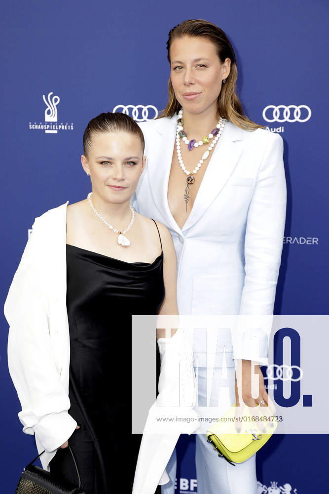 Jasna Fritzi Bauer und Katharina Zorn bei der Deutscher Schauspielpreis Verleihung am 9.09.2022 in Berlin Deutscher Schauspielpreis 2022 Verleihung in Berlin