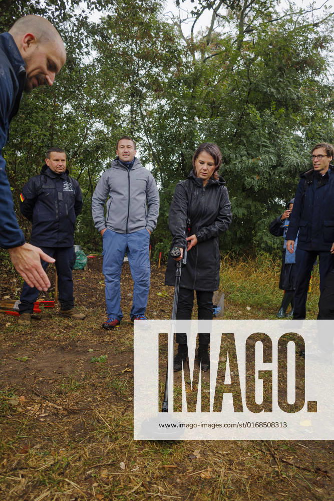 Ukraine-Krieg, Jahrestag der Invasion, Persönlichkeiten besuchen die Ukraine, Archivbilder Annalena Baerbock (Buendnis 90 Die Gruenen), Bundesaussenministerin, besucht in einem Vorort von Kiew das Minenraeumprojekt von HALO (Hazardous Area Life-support Organization). Welyka Dymerka, 10.09.2022 Welyka Dymerka Ukraine
