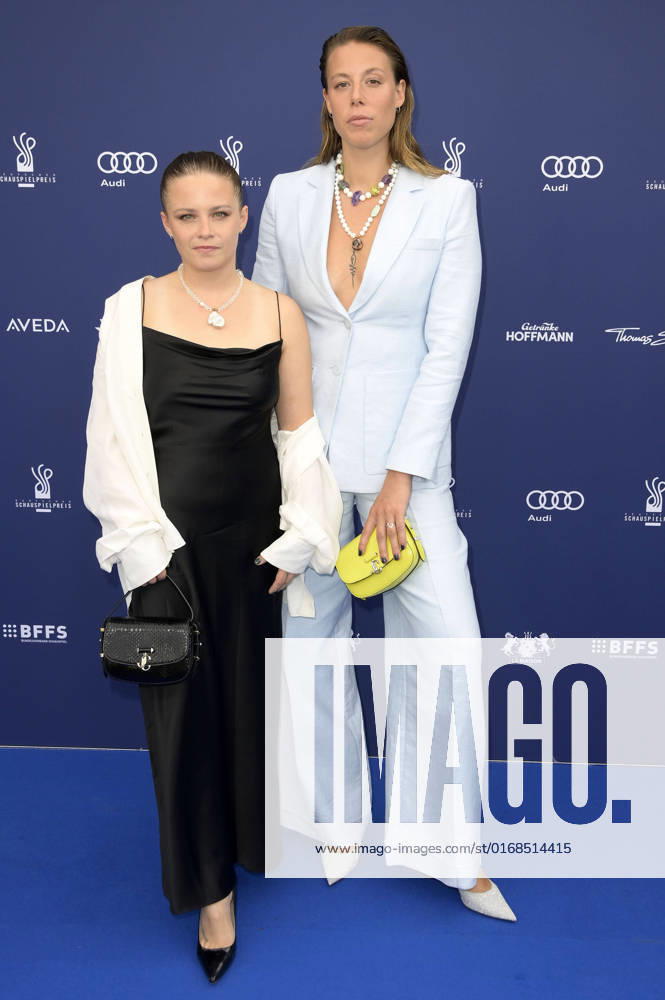 Jasna Fritzi Bauer und Katharina Zorn bei der Verleihung des Deutschen Schauspielpreises 2022 im Restaurant Spindler & Klatt. Berlin