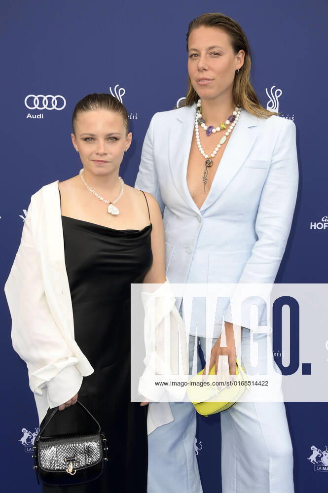Jasna Fritzi Bauer und Katharina Zorn bei der Verleihung des Deutschen Schauspielpreises 2022 im Restaurant Spindler & Klatt. Berlin