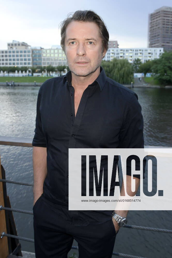 Bruno Eyron bei der Verleihung des Deutschen Schauspielpreises 2022 im Restaurant Spindler & Klatt. Berlin