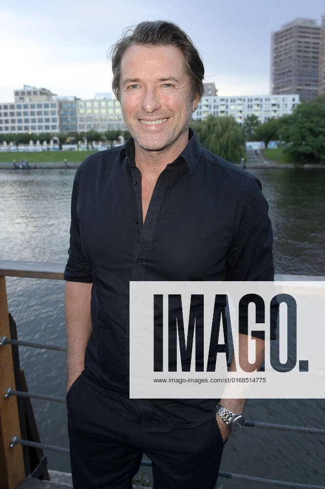Bruno Eyron bei der Verleihung des Deutschen Schauspielpreises 2022 im Restaurant Spindler & Klatt. Berlin