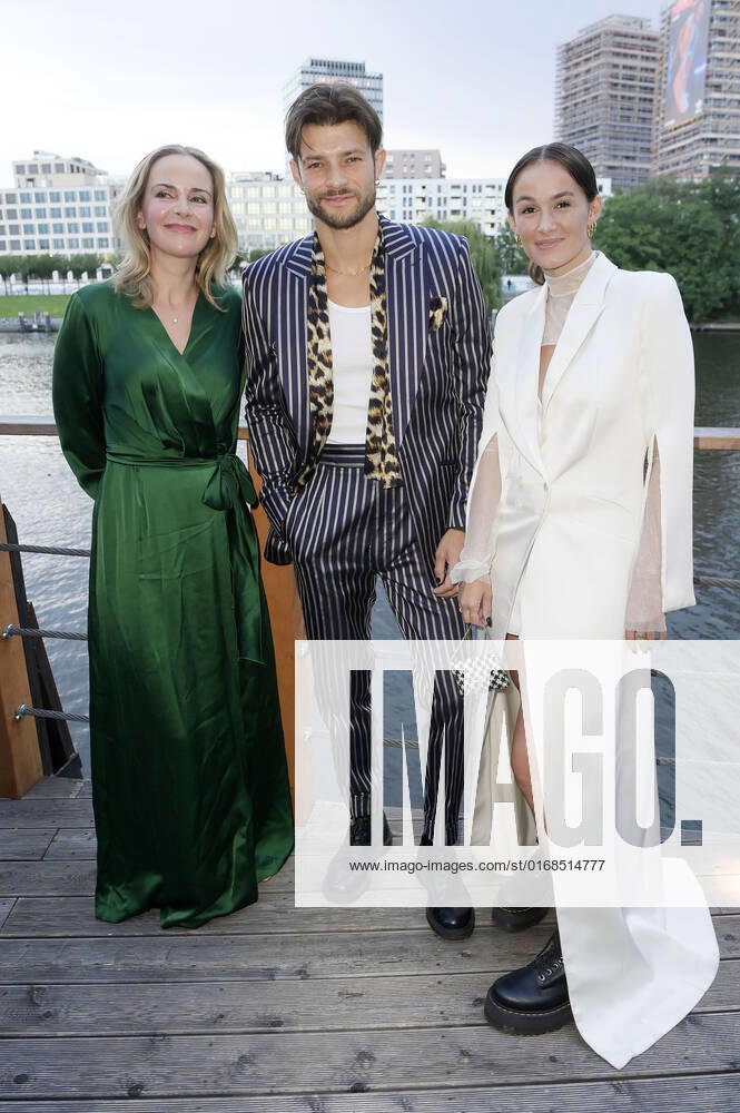 Denise Zich, Eugen Bauder und Mogli bei der Verleihung des Deutschen Schauspielpreises 2022 im Restaurant Spindler & Klatt. Berlin