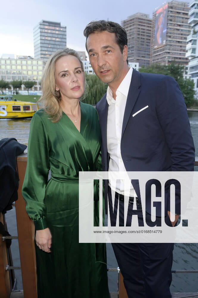 Denise Zich und Andreas Elsholz bei der Verleihung des Deutschen Schauspielpreises 2022 im Restaurant Spindler & Klatt. Berlin