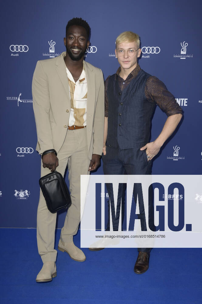Farba Dieng und Julius Nitschkoff bei der Verleihung des Deutschen Schauspielpreises 2022 im Restaurant Spindler & Klatt. Berlin