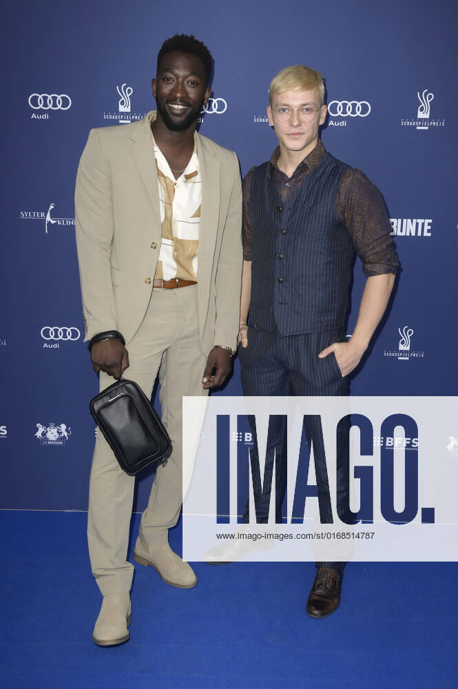 Farba Dieng und Julius Nitschkoff bei der Verleihung des Deutschen Schauspielpreises 2022 im Restaurant Spindler & Klatt. Berlin