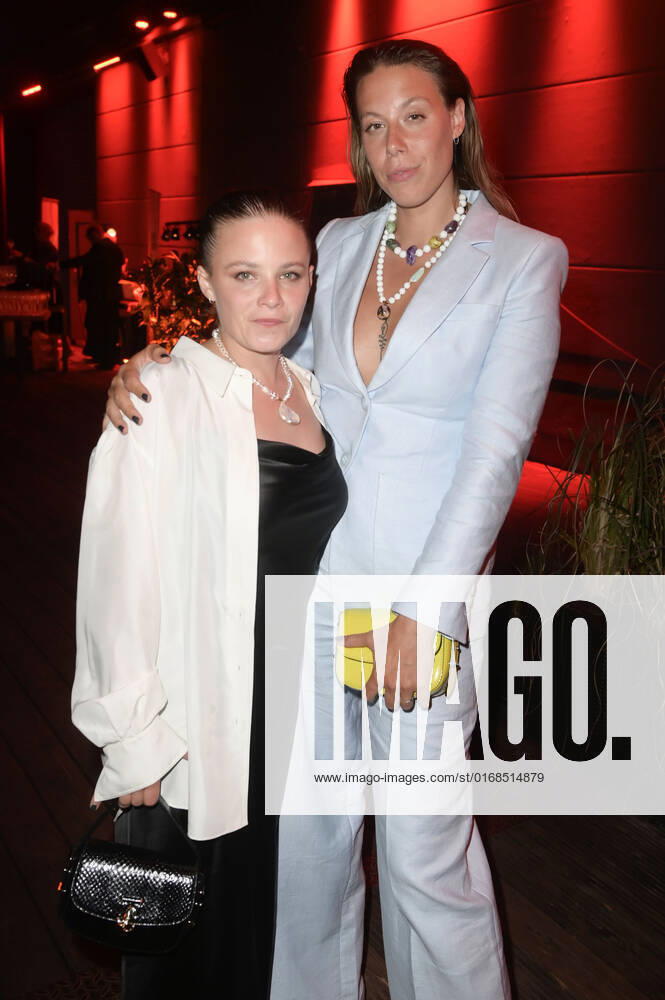Jasna Fritzi Bauer und Katharina Zorn bei der Verleihung des Deutschen Schauspielpreises 2022 im Restaurant Spindler & Klatt. Berlin