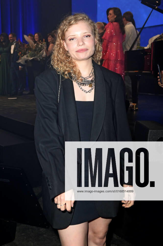 Luisa-Celine Gaffron bei der Verleihung des Deutschen Schauspielpreises 2022 im Restaurant Spindler & Klatt. Berlin