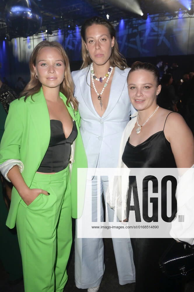 Sonja Gerhardt, Katharina Zorn und Jasna Fritzi Bauer bei der Verleihung des Deutschen Schauspielpreises 2022 im Restaurant Spindler & Klatt. Berlin