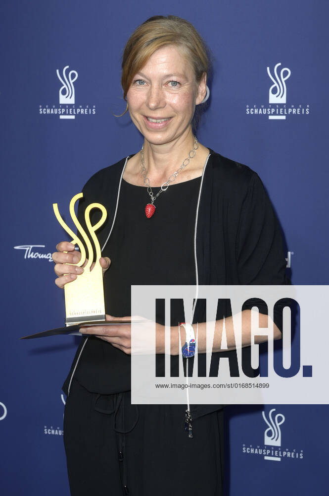 Jule Böwe bei der Verleihung des Deutschen Schauspielpreises 2022 im Restaurant Spindler & Klatt. Berlin